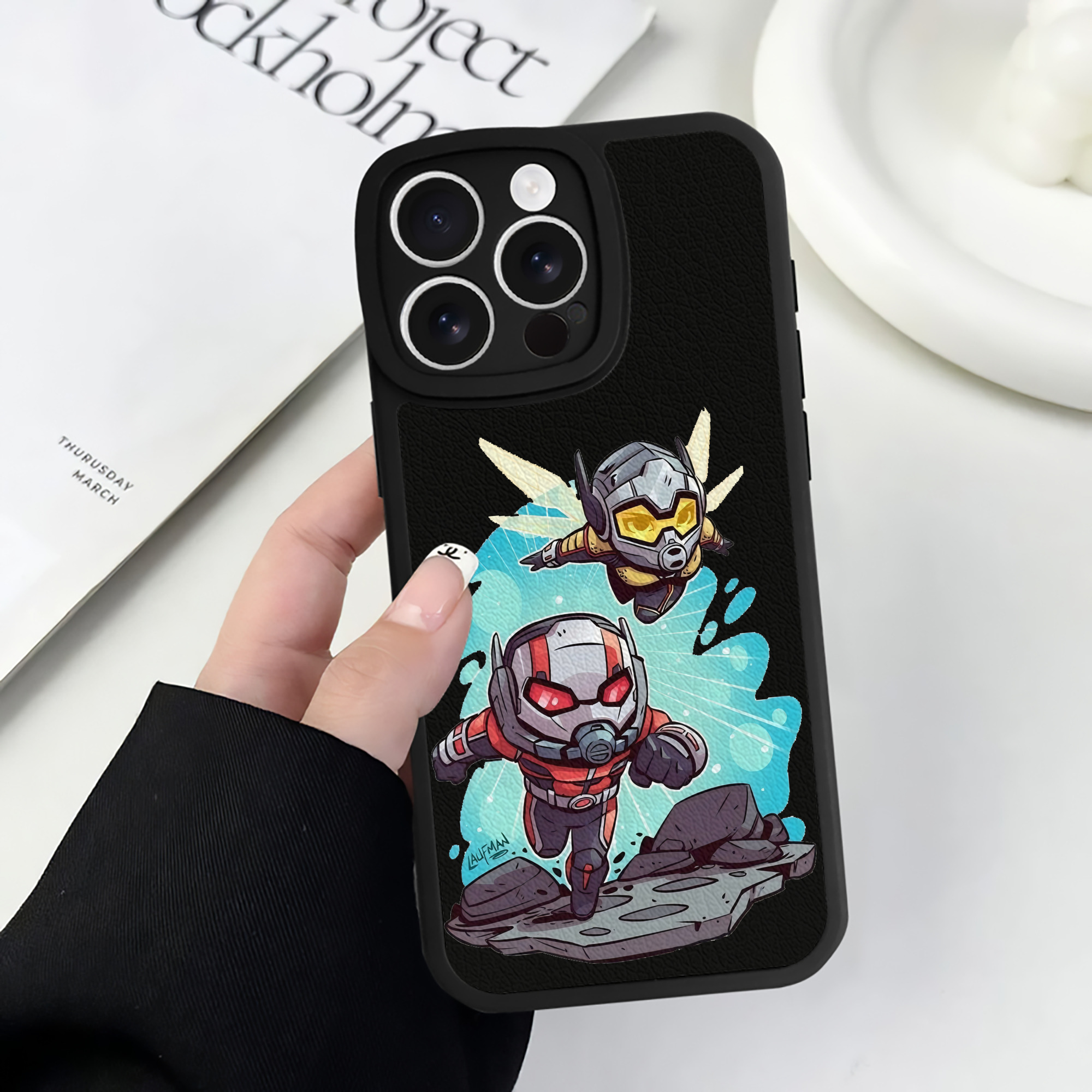 （画像用） アベンジャーズ The Avengers 【iPhone 16シリーズ対応】シリコンスマホケース（レザー調） 材質：シリコン